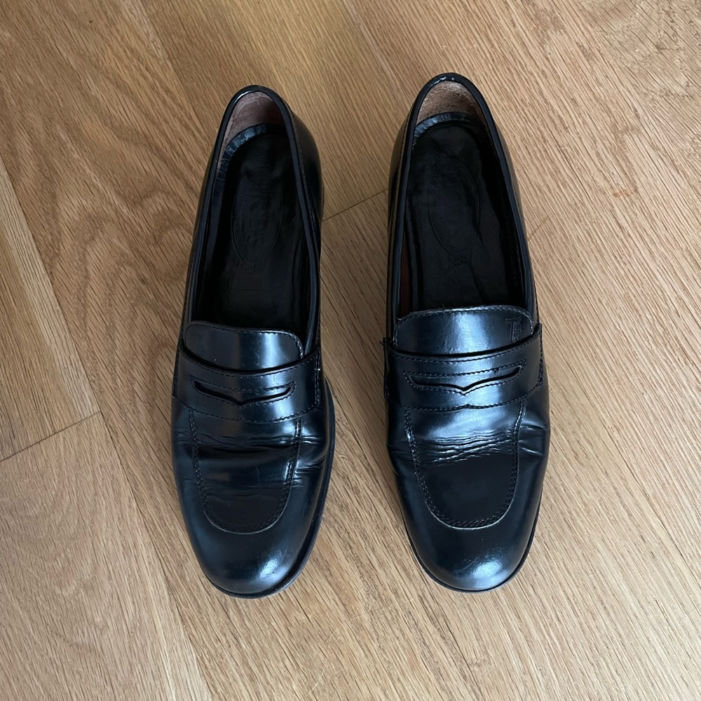 Tod’s black leather loafers flats dress shoes, size 39 or 8.5